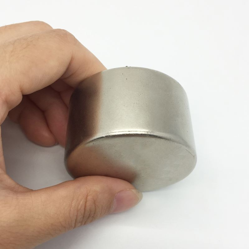 Qual é o princípio da força magnética gerada por um ímã?